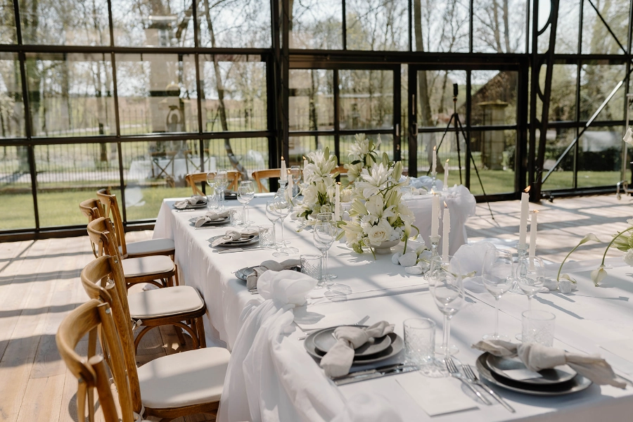 Luxus-Hochzeit Orangerie im Schlossgut Lautenbach mit natürlichen Farben und individuellen Menükarten und personalisierten Namenskärtchen für ihr romantische Hochzeitspapeterie mit Calla Lilien