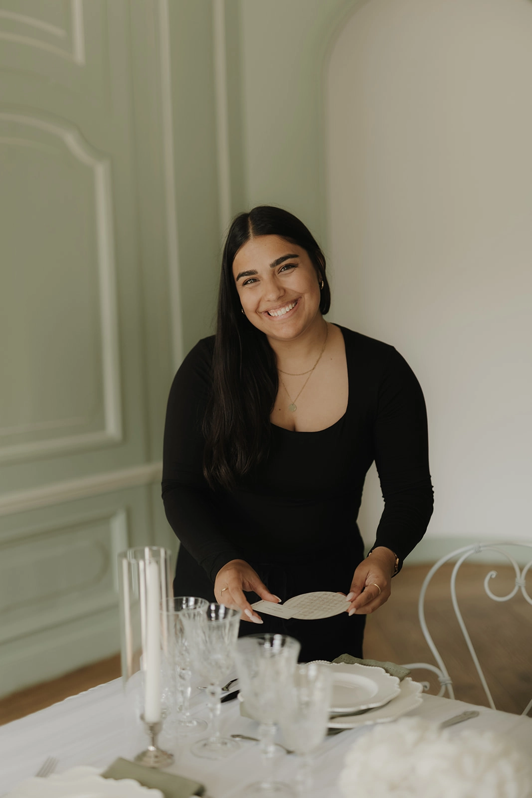 Sophia Binder, Designerin für exklusive Hochzeitspapeterie, beim Styling einer eleganten Hochzeitstafel – kreative Expertin für minimalistische Hochzeitseinladungen und moderne Papeteriekonzepte mit persönlichem Anspruch.